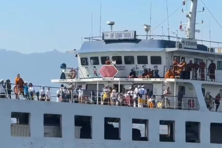 50 Biksu Thudong Menyeberang ke Jawa, Panjatkan Doa Perdamaian di Tengah Selat Bali