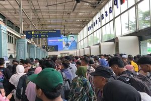 Imbas Tabrakan Kereta di Bekasi, Penumpang Stasiun Senen Terjebak Ketidakpastian Perjalanan