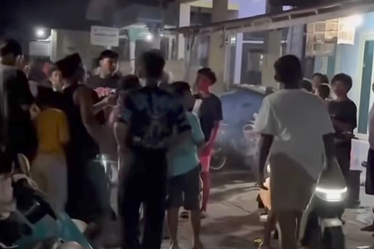 Robyek diarak warga Desa Grajagan karena dituduh hendak menculik anak dari warga setempat. 