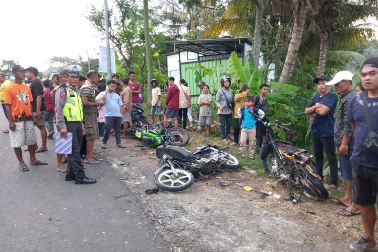 Motor terserak di jalanan akibat ditabrak mobil Honda Jazz di jalan turun di Jalan Nanggulan – Goa Kiskendo, Padukuhan Tampel, Kalurahan Pendoworejo, Kapanewon Girimulyo, Kabupaten Kulon Progo, Daerah Istimewa Yogyakarta. Tiga orang luka ringan.