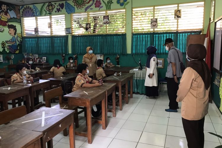 Sejumlah siswa kelas 4 SDN 05 Jagakarsa menjalani kegiatan belajar tatap muka pada Rabu (9/6/2021) pagi.