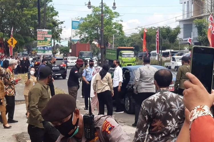 Presiden Jokowi memasuki mobil seusai meninjau pelaksanaan vaksinasi massal pelajar di SMAN 1 Kartasura Sukoharjo, Jawa Tengah, Senin (13/9/2021).