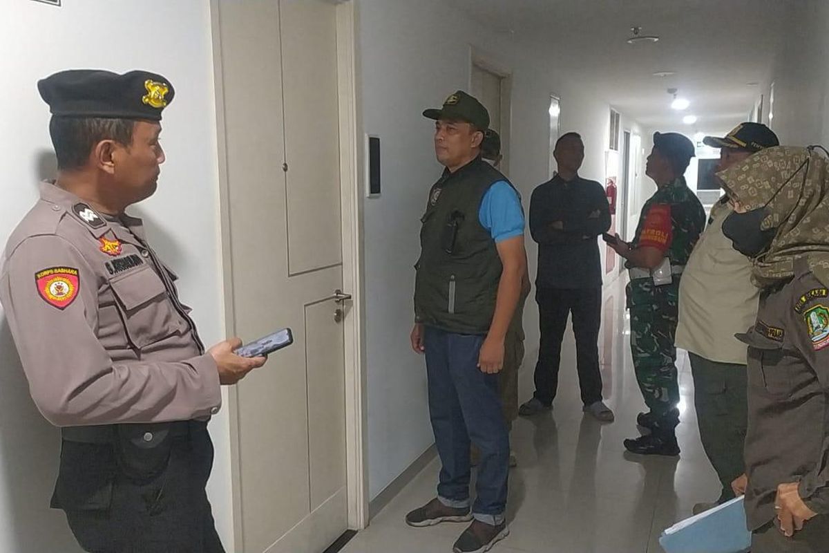 Satpol PP Kota Bekasi bersama dengan TNI-Polri saat menggelar operasi yustisi di dua apartemen yang berbeda di Kota Bekasi.