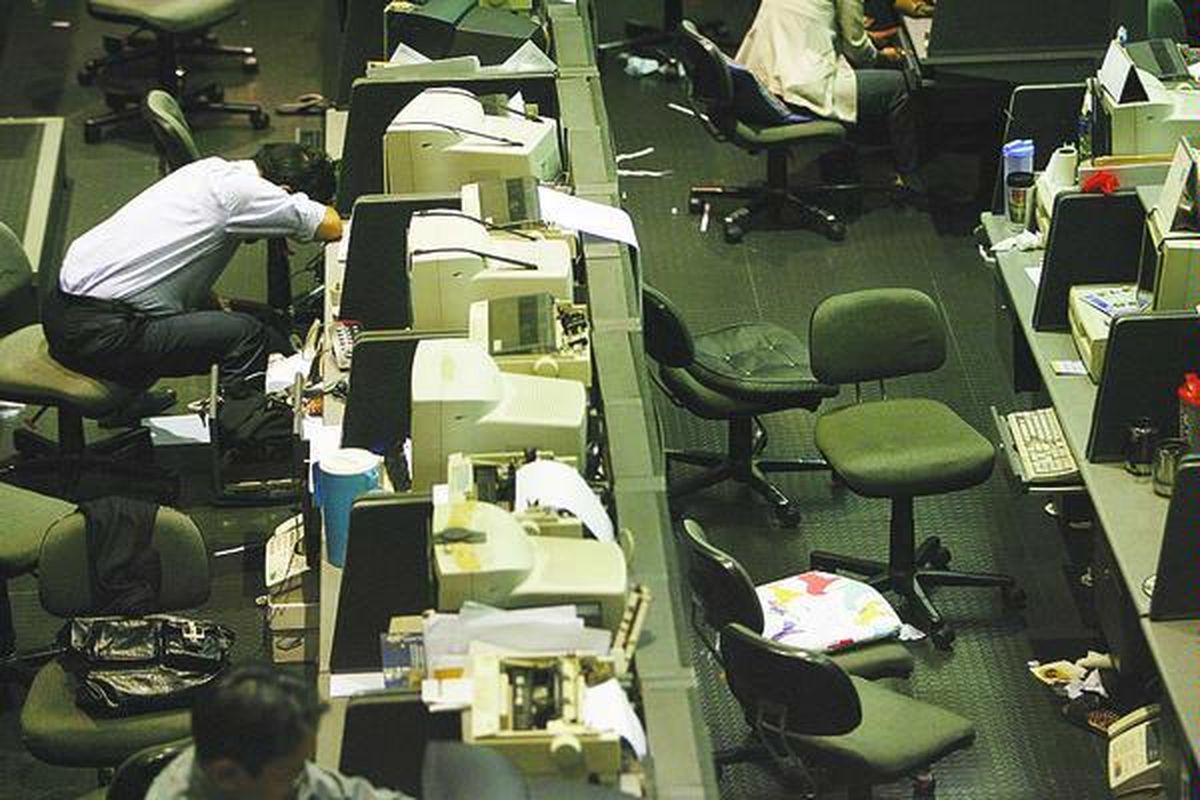 Pialang saham tertunduk lesu seusai penutupan perdagangan saham di lantai Bursa Efek Indonesia, Jakarta, Senin (6/10). Pada perdagangan kemarin, indeks harga saham gabungan (IHSG) melemah 183,768 poin atau 10,03 persen ke level 1.648,739.  