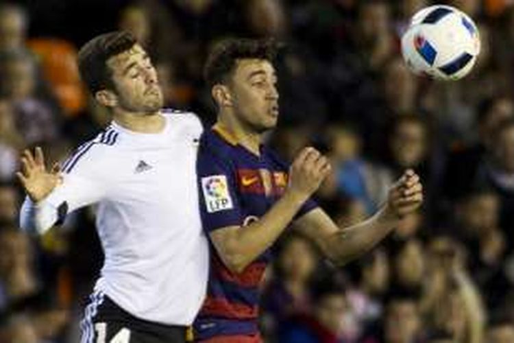 Penyerang Barcelona, Munir El Haddadi (kanan), dibayang-bayangi bek Valencia, Jose Gaya, pada laga semifinal kedua Copa del Rey di Stadion Mestalla, Rabu (10/2/2016).