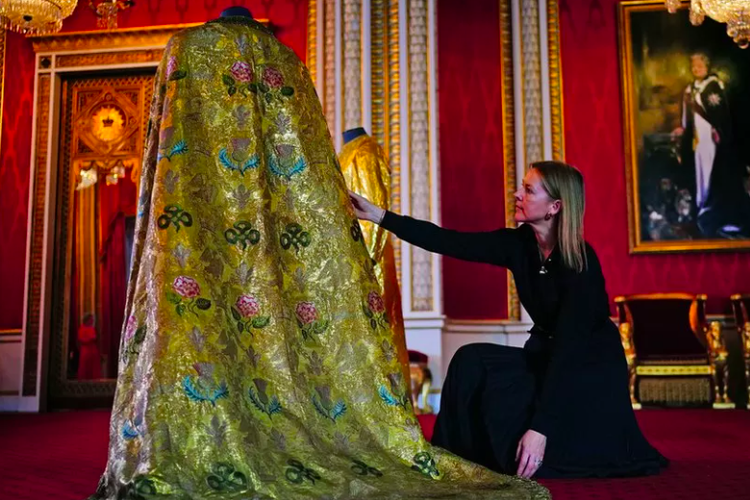 Mantel yang dipakai Raja Charles III di hari penobatan