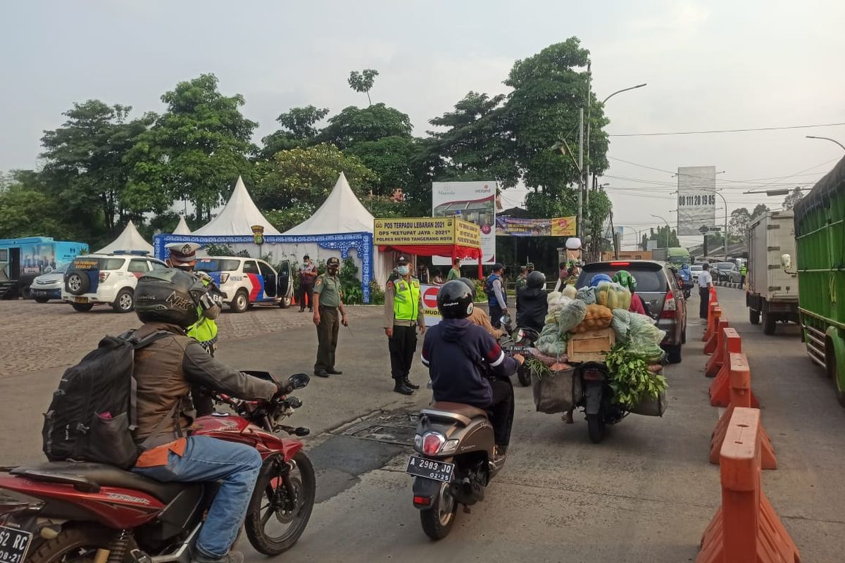 Personel gabungan saat tengah menjaga posko penyekatan di Jalan Gatot Subroto, Jatiuwung, Kota Tangerang, pada larangan mudik Lebaran 2021 hari kedua, Jumat (7/5/2021).