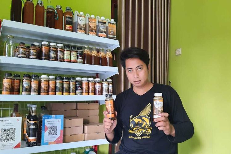 Aklis Nurdiyansyah (26), pemilik Madu Wijaya, menunjukkan sejumlah produknya di rumahnya di Desa Tuksongo, Kecamatan Borobudur, Kabupaten Magelang, Jawa Tengah, Sabtu (8/10/2022)