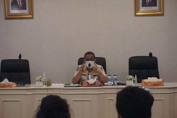 Wali Kota Ambon Richard Louhenapessy saat menyampaikan keterangan pers di Kantor Wali Kota Ambon, Senin malam (5/7/2021)