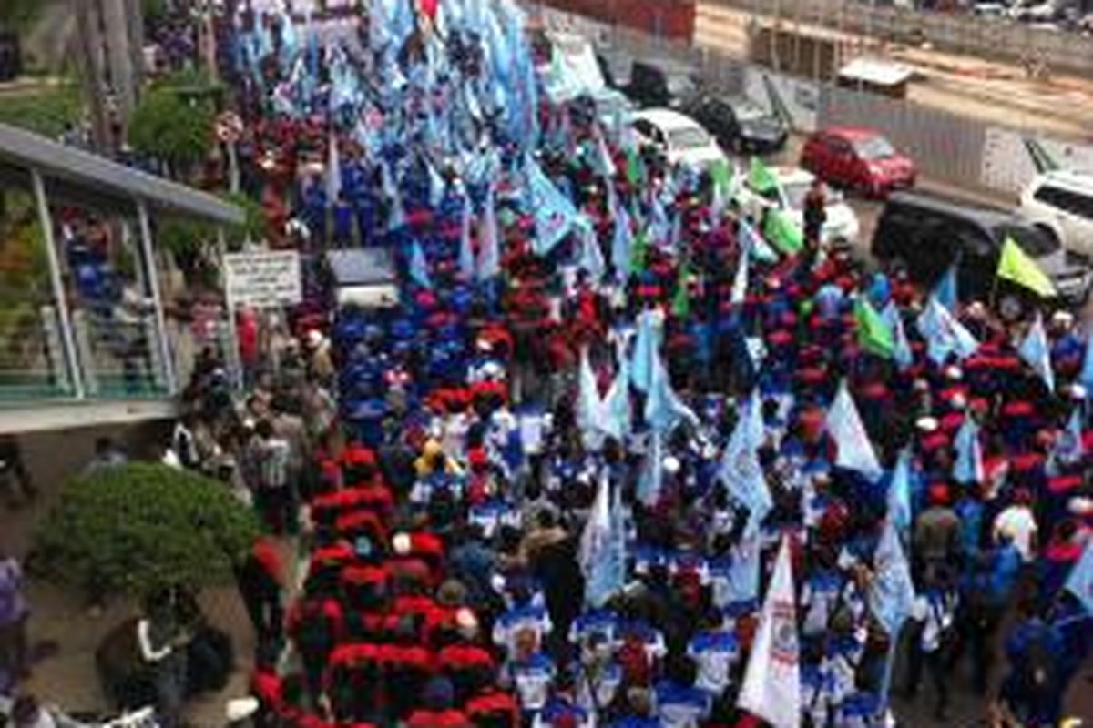 Massa buruh meninggalkan kawasan Bundaran Hotel Indonesia menuju Istana Negara, Senin (10/11/2014).