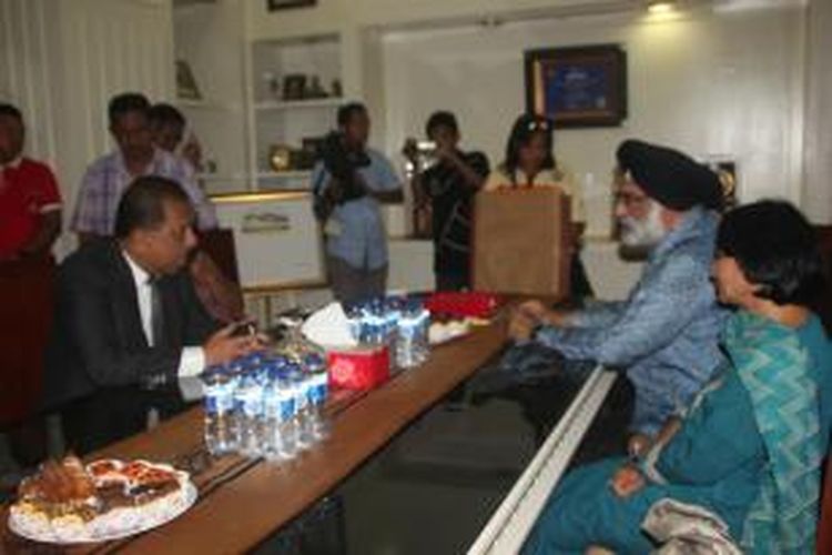 Duta Besar India untuk Indonesia Gurjit Singh menerima cindera mata dari Wali KOta Ambon, Richard Louhenapessy saat melakukan kunjungan ke kantor Wali KOta Ambon, Jumat (18/9/2015) 