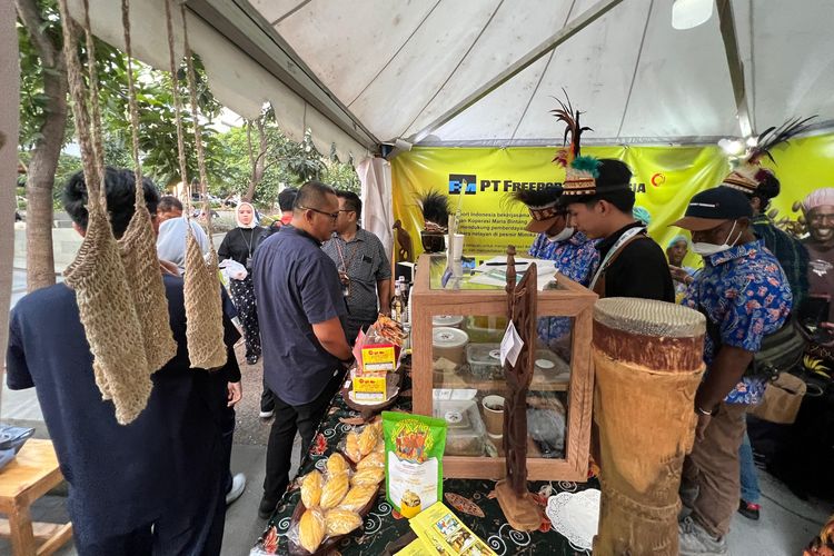 Para pengunjung yang sedang antri  membeli Kopi Amungme di booth outdoor  Pojok Papua pada ?Jelajah Kuliner  Indonesia?, Sarinah (6/9), Jakarta.