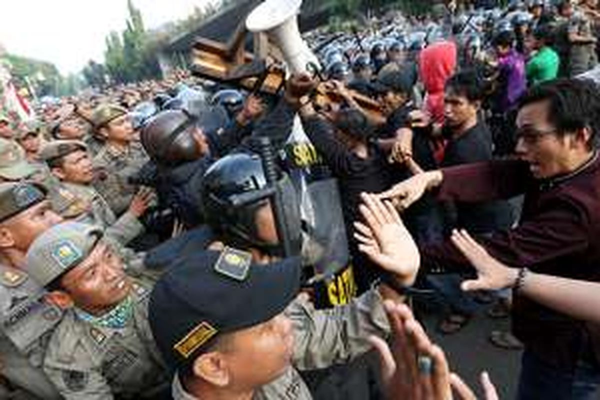 Aksi dorong antara warga dan petugas Satpol PP saat penertiban kawasan permukiman di Jalan Rawajati Barat III, RT 09 RW 04, Kelurahan Rawajati, Kecamatan Pancoran, Jakarta Selatan, Kamis (1/9/2016). Kerusuhan antara Satpol PP dan warga sempat terjadi saat penertiban tersebut berlangsung.