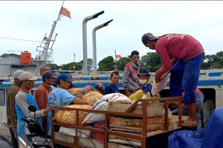 
Sejumlah kuli angkut memindahkan sembako ke perahu milik yang dikemudikan Mujahidin yang baru tiba di Pelabuhan Jepara, Selasa (27/12/2022). Rencananya perahu itu kembali ke Karimunjawa besok Rabu (28/12/2022). 
