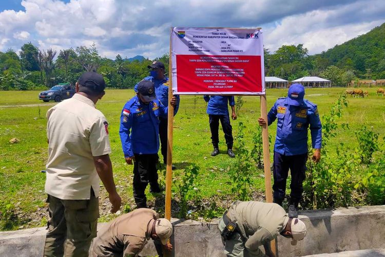 Petugas Komisi Pemberantasan Korupsi (KPK) dan Pemdan Seram Bagian Barat menyegel sebuah lahan milik pemkab setempat di Piru, Seram Bagian Barat, Maluku, Sabtu (16/4/2022)