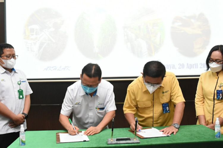 Perwakilan dari PT Petrokimia Gresik (PG) bersama dengan PTPN X, saat menandatangani perjanjian kerjasama program Agro Solution.