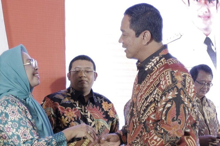 Wali Kota Semarang Hendrar Prihadi menyerahkan Letter of Intent (LoI) kepada salah seorang pengusaha peserta Semarang Business Forum (Sembiz) 2018 di Patra Semarang Hotel and Convention, Kamis(17/10/2018).
