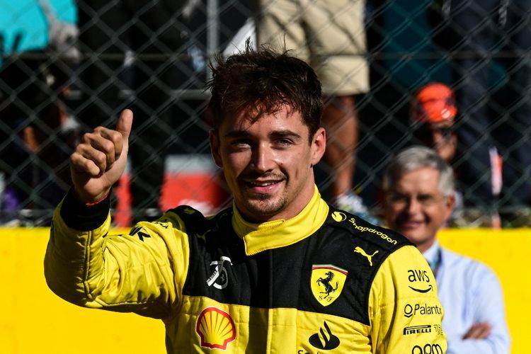 Pebalap Ferrari, Charles Leclerc, memberikan jempol kepada para penonton di tribune setelah ia menyelesaikan sesi kualifikasi F1 GP Italia di posisi pertama, Sabtu (10/9/2022).