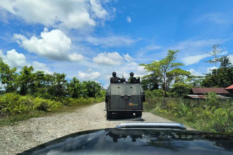 Patroli gabungan TNI-Polri dilakukan untuk mengantisipasi aksi KKB di dalam Kota Kenyam, Nduga, Papua Pegunungan, Sabtu (25/3/2023)