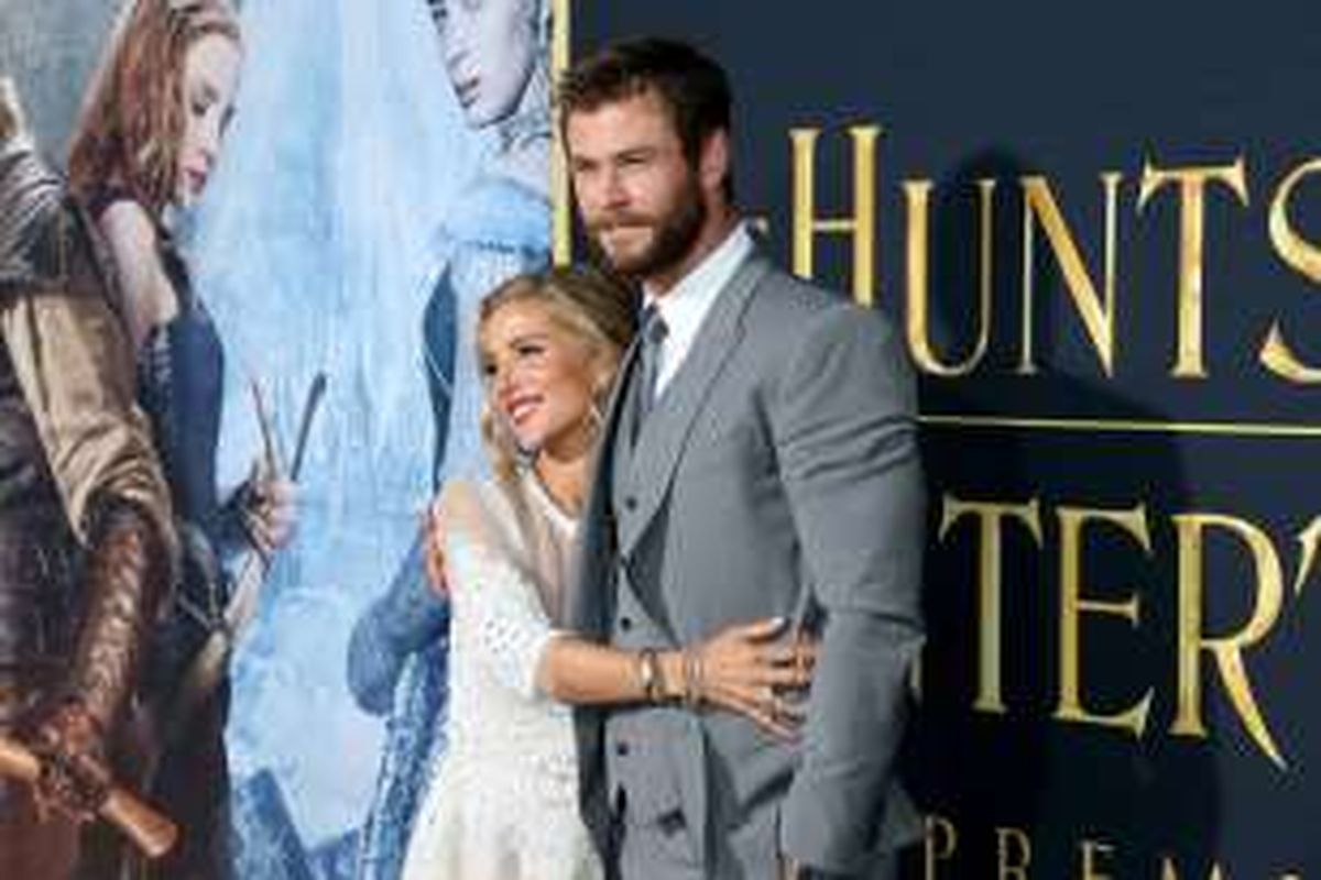 Aktor Chris Hemsworth dan istrinya, Elsa Pataky, menghadiri pemutaran perdana film The Huntsman: Winter's War di Regency Village Theartre, Westwood, California, Senin (11/4/2016