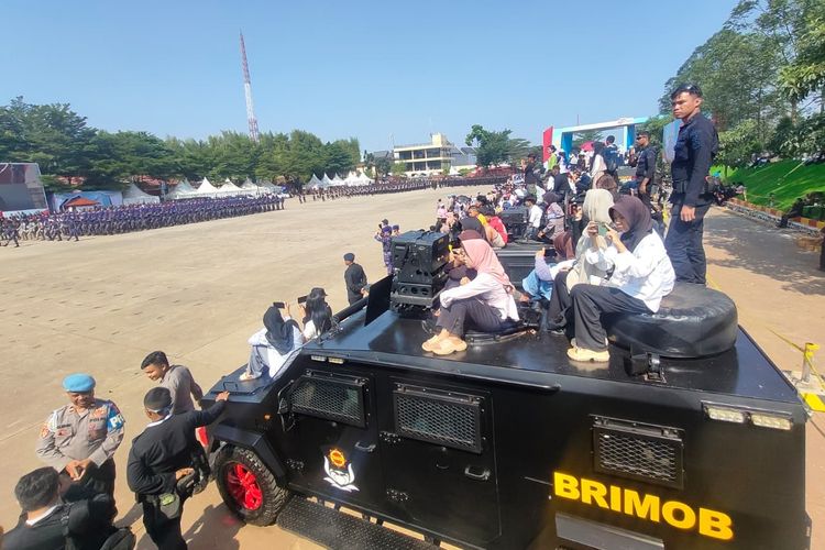 Saat Warga Duduki Mobil Rantis Brimob di Hari Bhayangkara ke-80 untuk Tonton Parade Polisi