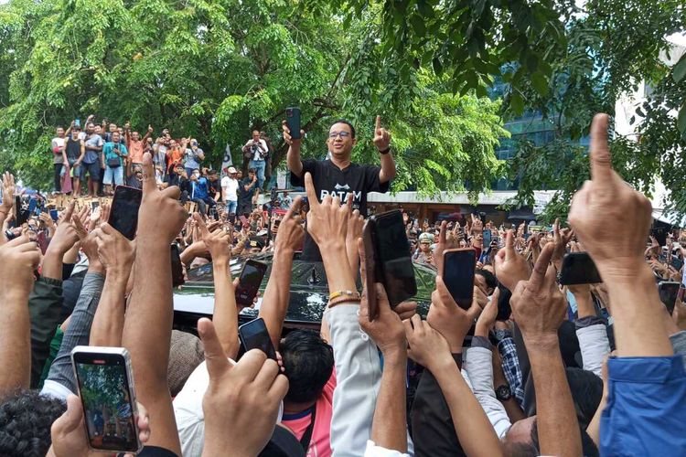 Calon Presiden (Capres) nomor urut 1, Anies Baswedan yang didampingi Istri, Fery Farhati Ganis mendapatkan helm yang diberikan warga Batam, Kepulauan Riau (Kepri) saat berada di Pasar Tradisional Tos 3.000 Jodoh.