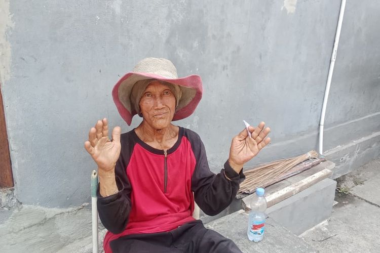 Pak Markan, pemungut sampah jalanan yang sedang berpose ke arah kamera saat ia beristirahat di pinggir jalan, Lidah Wetan Gang 1 sambil menunggu adzan sholat Jumat.