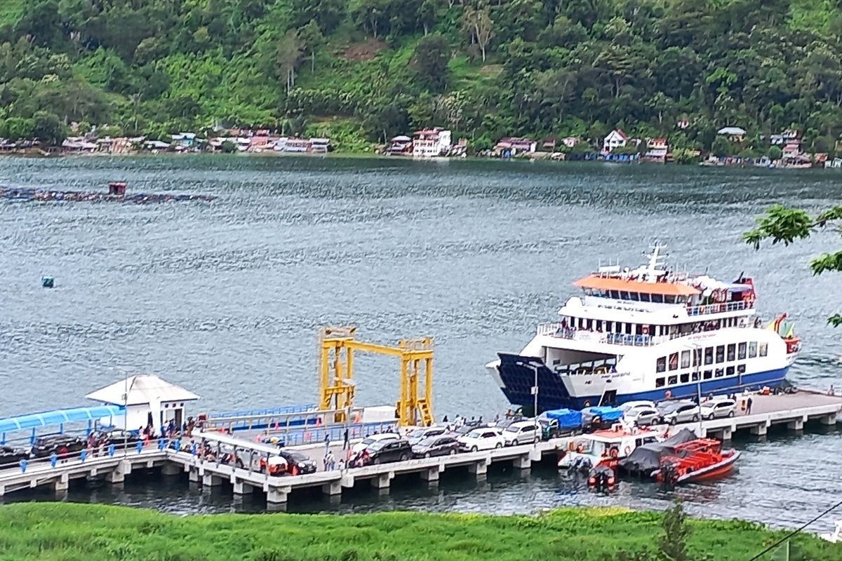 Pelabuhan Tigaras Simanindo adalah akses penting menuju Pulau Samosir dari Simalungun. Ada dua kapal ferry di Pelabuhan Tigaras Danau Toba. Selain itu, ada pula beberapa kapal klotok kecil yang beroperasi di Pelabuhan Ferry Tigaras menuju ke Pelabuhan Simanindo.