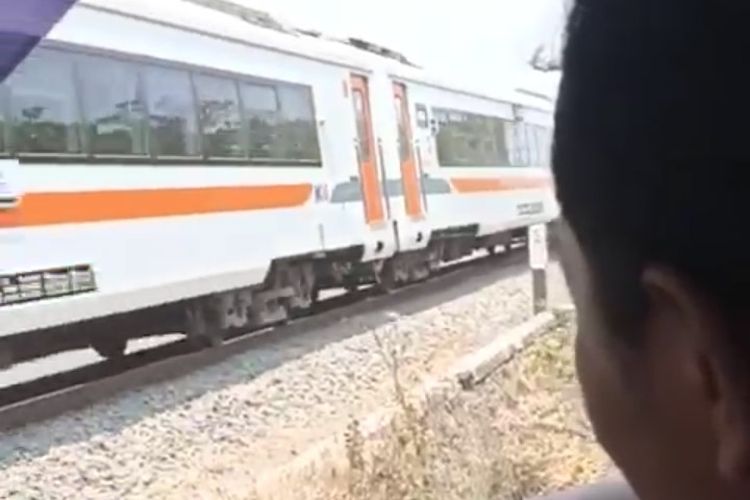 Tangkapan layar video yang memperlihatkan sopir sedang menunggu kereta api melintas, di perlintasan Desa Setrohadi, Kecamatan Duduksampeyan, Gresik, Jawa Timur.