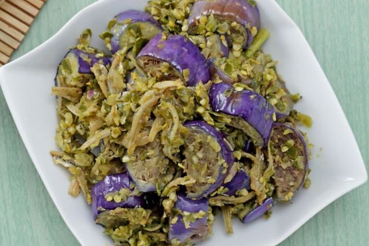 Resep Terong Balado Cabai Hijau, Ide Menu Makan Siang yang Pedas