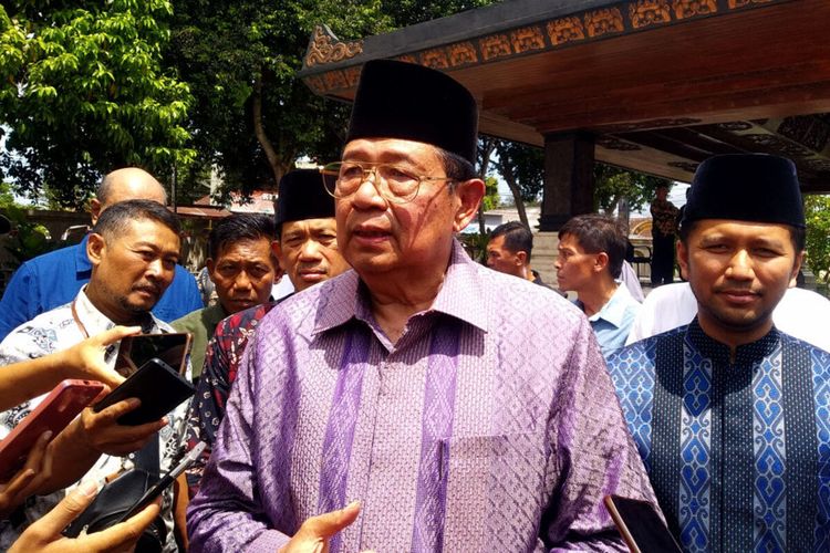 Presiden Keenam Susilo Bambang Yudhoyono menjawab pertanyaan wartawan usai berziarah ke Makam Bung Karno di Kota Blitar, Jumat (8/12/2023)
