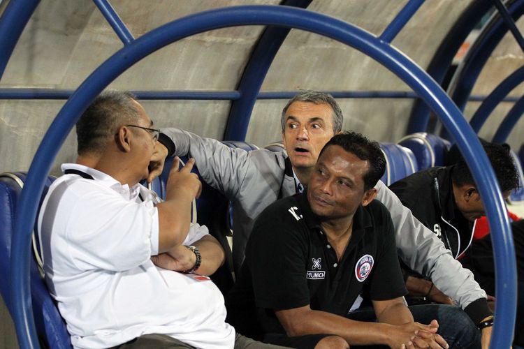 Pelatih Arema FC, Milomir Seslija (kanan) dan asistennya Kuncoro (tengah) diskusi bersama manajer tim Ruddy Widodo (kiri).