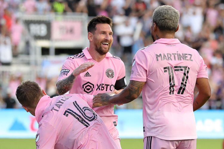 Lionel Messi (tengah) dari Inter Miami CF berselebrasi dengan rekan satu timnya setelah mencetak gol pada babak pertama dalam Piala Liga 2023 antara Inter Miami CF vs Atlanta United di Stadion DRV PNK pada 25 Juli 2023 di Fort Lauderdale, Florida.