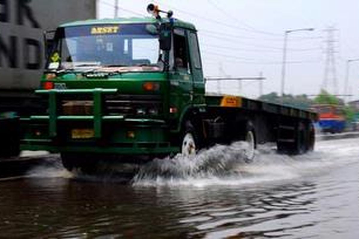 Banjir yang disebabkan luapan kali Ancol akibat naiknya permukaan laut masih menggenangi Jl. RE Martadinata, Jakarta Utara. kondisi tersebut menyebabkan banyak kendaraan mengalami mogok setelah melintasi ketinggian air tersebut.