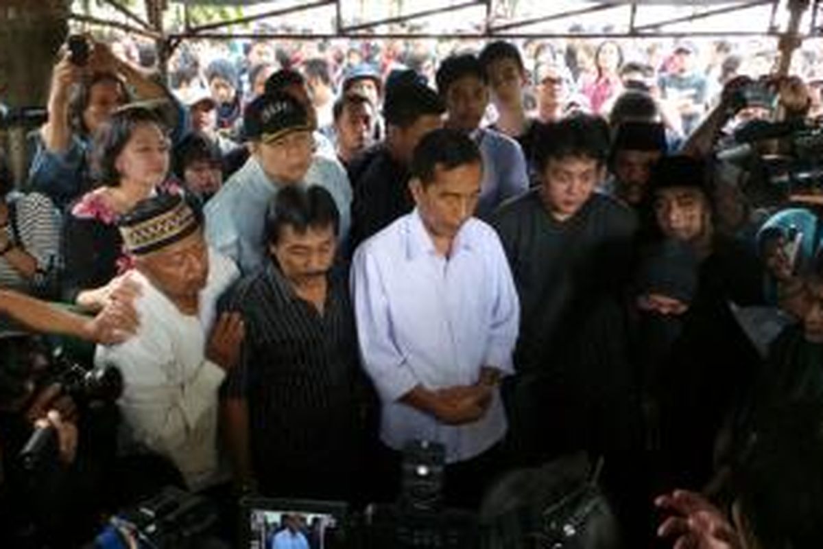 Gubernur Jakarta Joko Widodo melayat makam Kasmuri alias Murry, drummer grup band legendaris Koes Plus di TPU Pondok Ranggon, Jakarta, Sabtu (1/2/2014) siang.