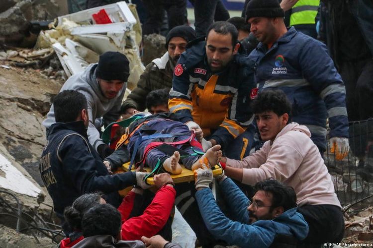 Gempa dahsyat di Turki dan Suriah menewaskan lebih dari 4.000 orang.