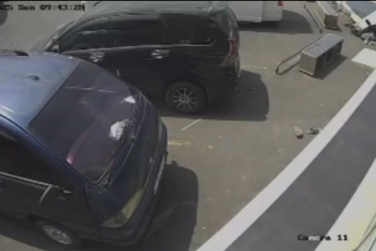 terduga pelaku pencurian sepatu yang merupakan anak mantan walikota Cirebon, terekam kamera pemantau di area Masjid At-Taqwa Kota Cirebon saat melakukan aksinya pada Senin (6/10/2025) siang