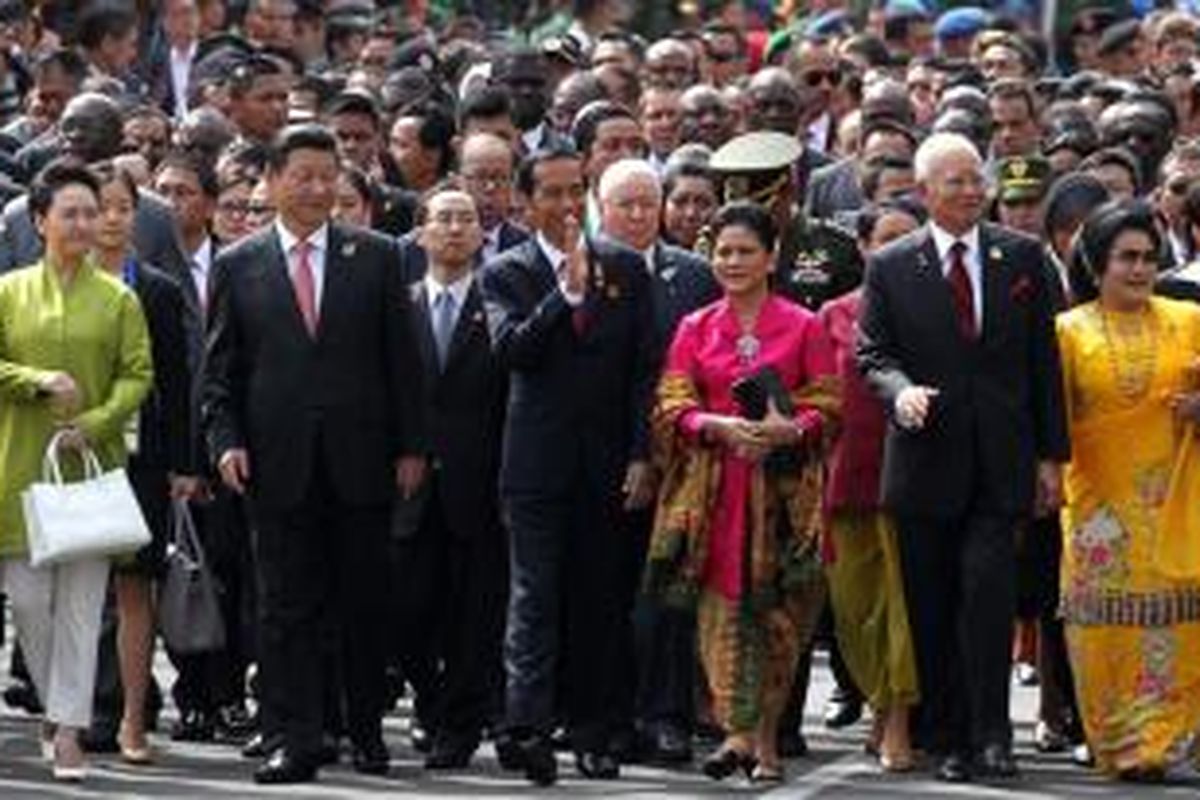 Presiden Joko Widodo bersama beberapa pemimpin Asia dan Afrika melakukan napak tilas di ruas-ruas jalan kota Bandung yang menjadi tuan rumah Konferensi Asia Afrika 60 tahun lalu. Terlihat dalam kesempatan itu Presiden China Xi Jinping dan PM Malaysia Najib Razak yang didampingi istri masing-masing.
