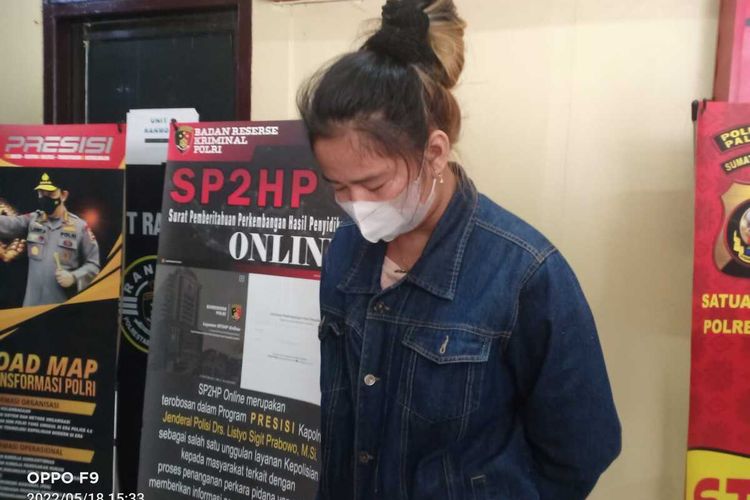 AM (23), seorang wanita muda di Palembang ditangkap polisi lantaran telah melakukan penipuan berkedok bisa meloloskan seseorang menjadi anggota polisi, Kamis (19/5/2022).