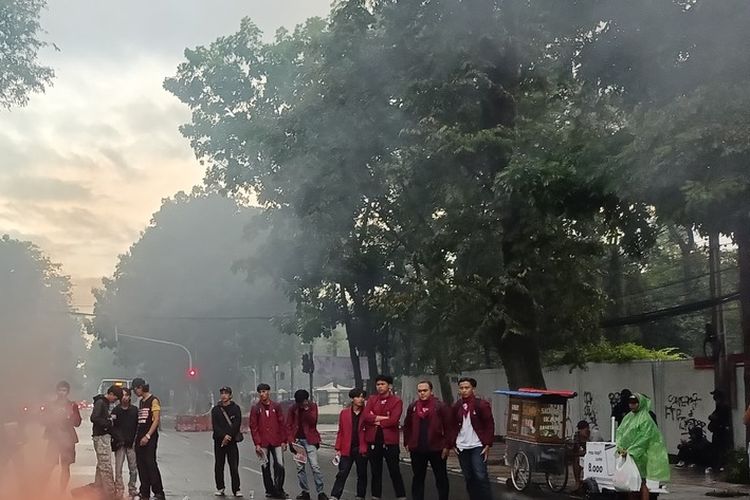 Mahasiswa Bandung Turun ke Jalan Saat May Day, Tuntut Hapus Outsourcing hingga Stop PHK