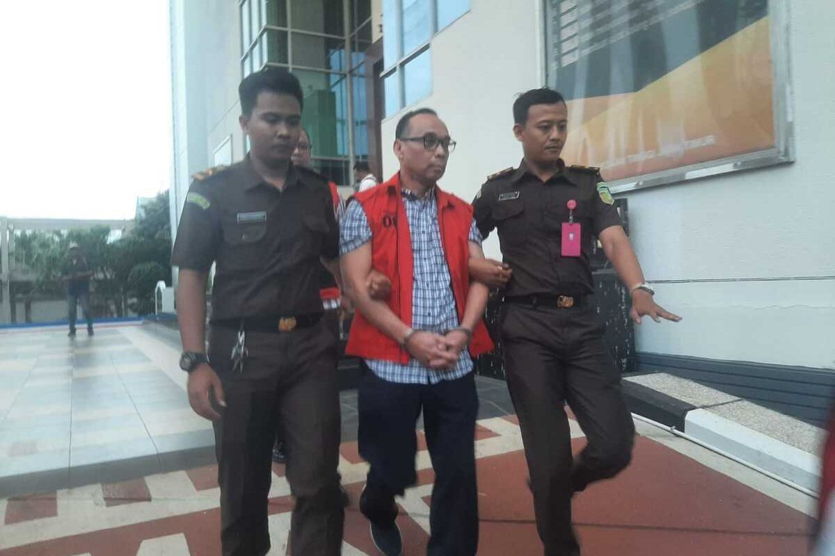 Eks Dirut PT INKA Budi Noviantoro (rompi merah) digiring masuk ke ruang tahanan Kejati Jatim, Selasa (1/10/2024).