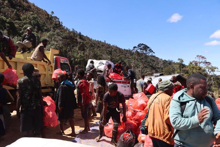 Direktorat Perlindungan Sosial Korban Bencana Alam Kementerian Sosial Republik saat memberikan ribuan bantuan sandang dan pangan kepada ratusan warga yang terkena bencana alam cuaca ekstrim di Distrik Kuyawage, Kabupaten Lanny Jaya, Papua.