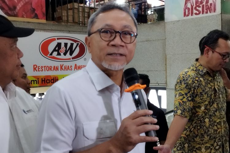 Menteri Perdagangan Zulkifli Hasan saat diwawancarai di Pasar Tanah Abang Blok A, Jakarta Pusat, Kamis (14/3/2024).