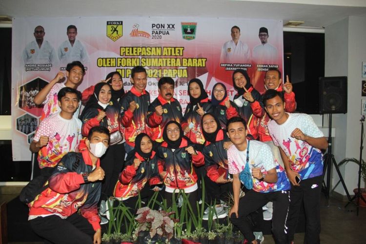 Atlet karate Sumbar foto bersama usai pelepasan, Sabtu (2/10/2021) malam