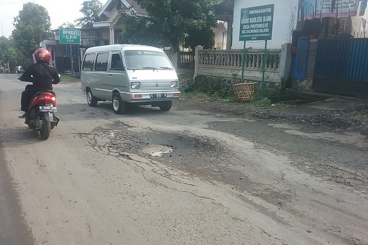 Jalan raya Kaliwungu-Boja yang rusak. KOMPAS.com/SLAMET PRIYATIN