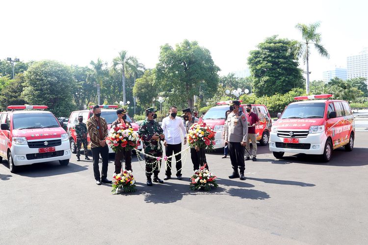 Pemerintah Kota (Pemkot) Surabaya meluncurkan Mobil Vaksin Keliling untuk membantu percepatan vaksinasi di wilayah Aglomerasi, yakni Gerbang Kertasusila, di Balai Kota Surabaya, Minggu (10/10/2021).