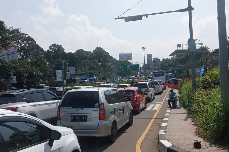 Situasi arus lalu lintas saat ganjil genap diterapkan di Puncak Bogor, Jawa Barat, Sabtu (9/10/2021).