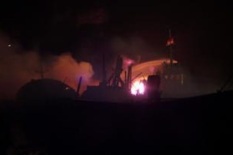 Api membakar sekitar 6 kapal nelayan di Dermaga Pelabuhan Muara Baru, Jakarta Utara, Kamis (15/8/2013) hingga Jumat (16/8/2013) dini hari.