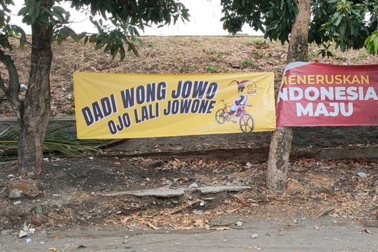 Potret spanduk Dadi Wong Jowo Ojo Lali Jawane (Jadi Orang Jawa Jangan Lupa Jawanya), lengkap dengan gambar Petruk beredar di Kota Solo, Jawa Tengah (Jateng).