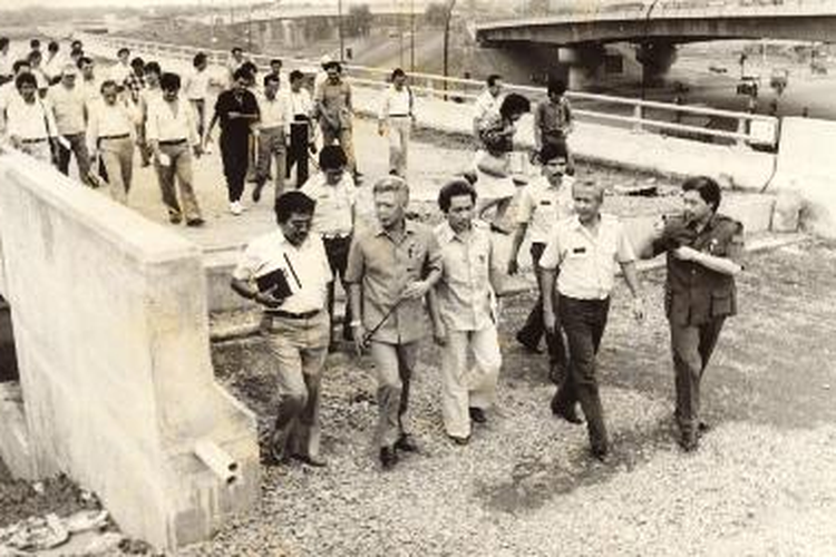 Ir. Wiyoto Wiyono (nomor dua dari kanan) saat menjabat Dirut Jasa Marga, meninjau pelaksanaan proyek pembangunan jalan tol Cawang-Tanjung Priok, Jakarta, pada Juli 1988.